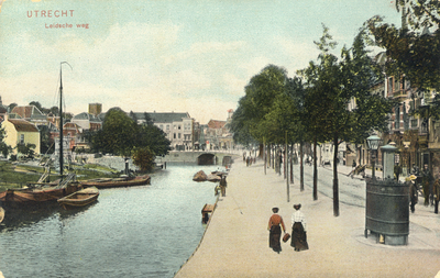 4285 Gezicht op het Leidseveer te Utrecht met rechts de Leidseweg en op de voorgrond een urinoir.